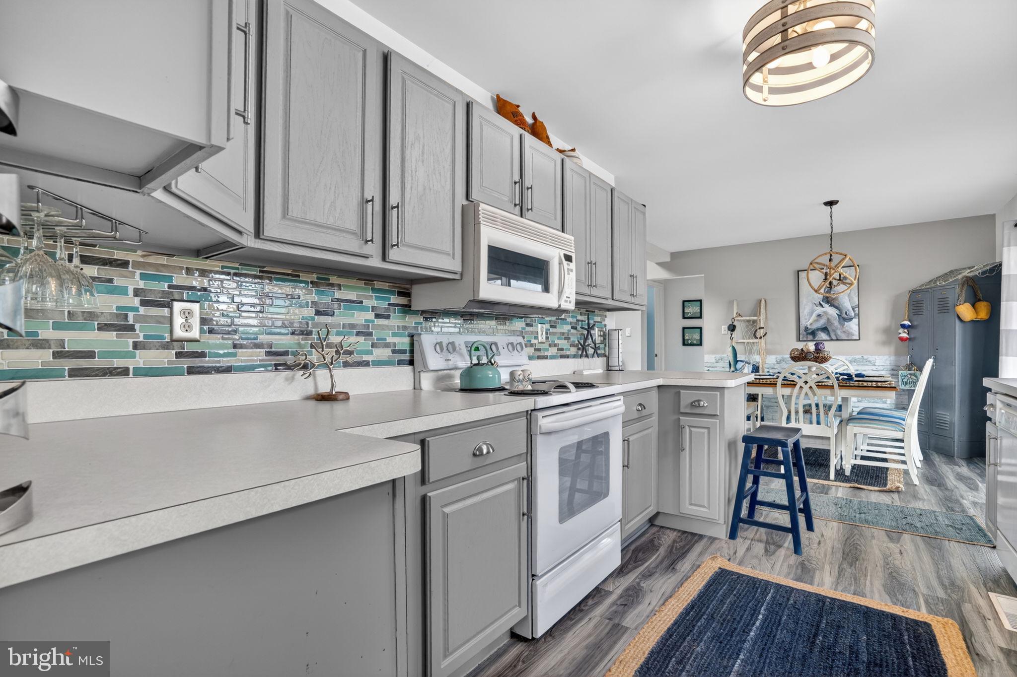 CAPTAIN'S COVE - Residential