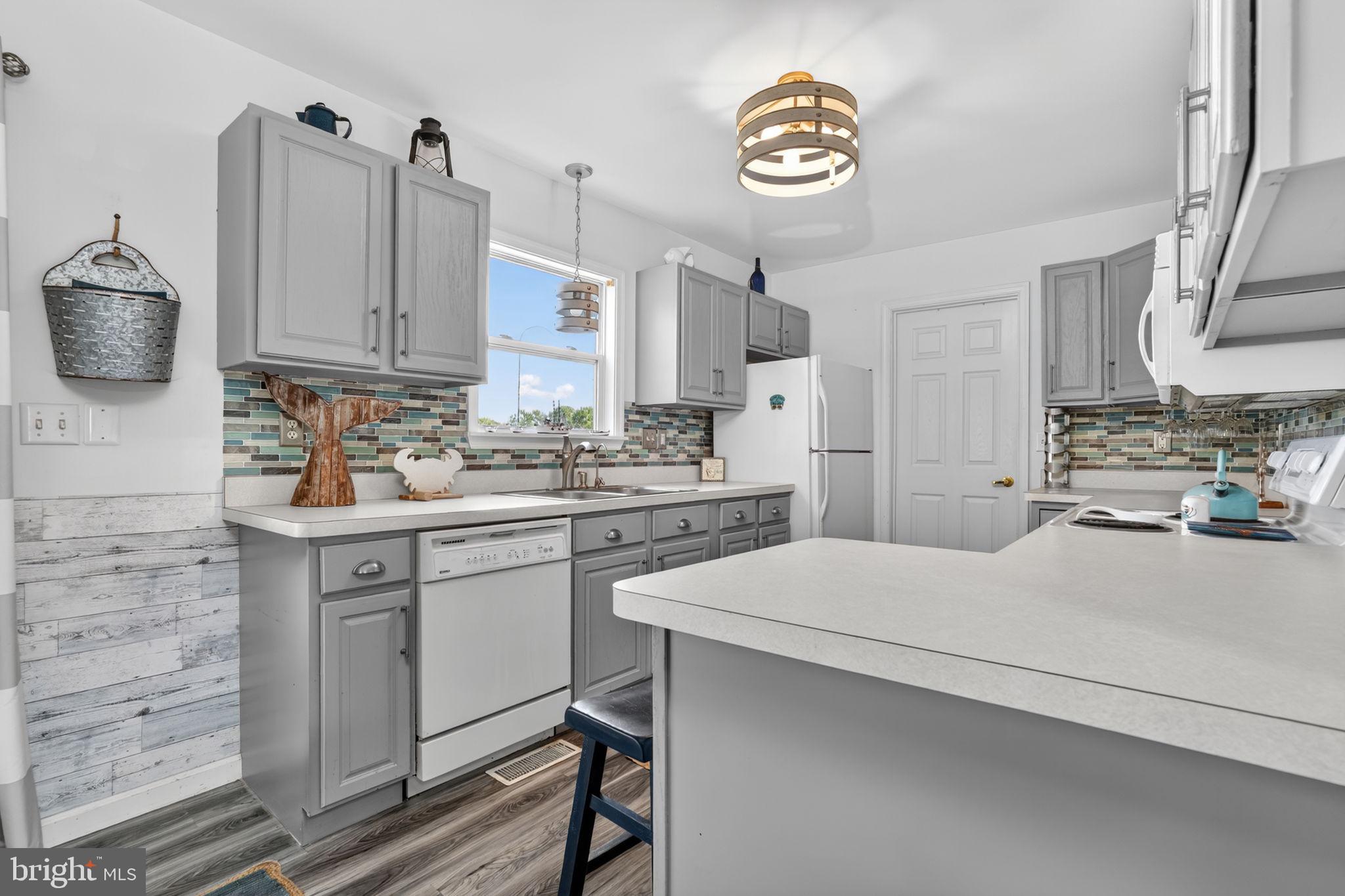 CAPTAIN'S COVE - Residential