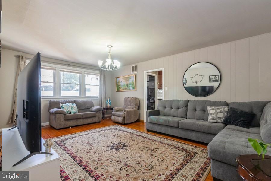 212 3RD AVENUE W