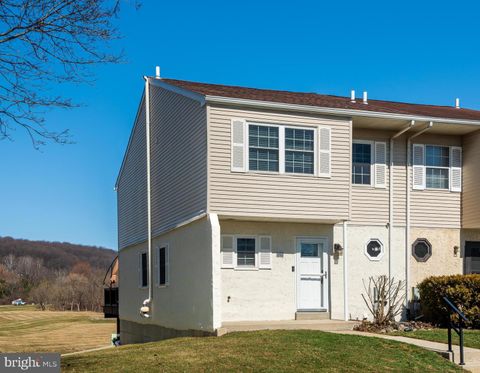 Townhouse For Sale - 358 Carlyn Court<br/> DOWNINGTOWN, PA 19335