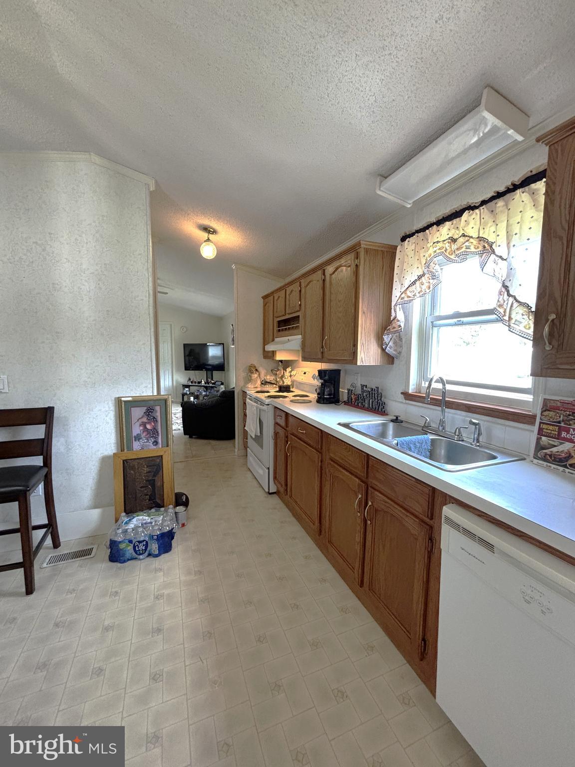 CONTINENTAL COURTS - Residential