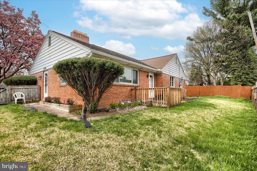 Cute 3-bedroom ranch-style home in Susquehanna Township! This single-story gem features beautiful hardwood floors throughout. Enjoy the convenience of an eat-in kitchen and relax in the cozy living room with a fireplace. The finished basement offers a spacious lounge area complete with a bar, perfect for entertaining. Plus, the fully fenced yard ensures privacy and a great outdoor space.