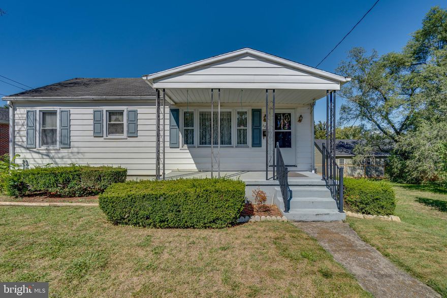 Martinsburg, WV - 3 bedrooom, 1 bath quaint rancher with partially finished full basement.  Eat-in kitchen with plenty of cabinet and counter space. Lots of windows throughout.  Built in book shelves in the living room. Central heat and ac. Finished recreation room in the lower level and laundry room with washer and dryer. All appliances convey.  Convenient alley access in the rear with a large paved parking area. Includes front and rear porches. A rare find in this maket!