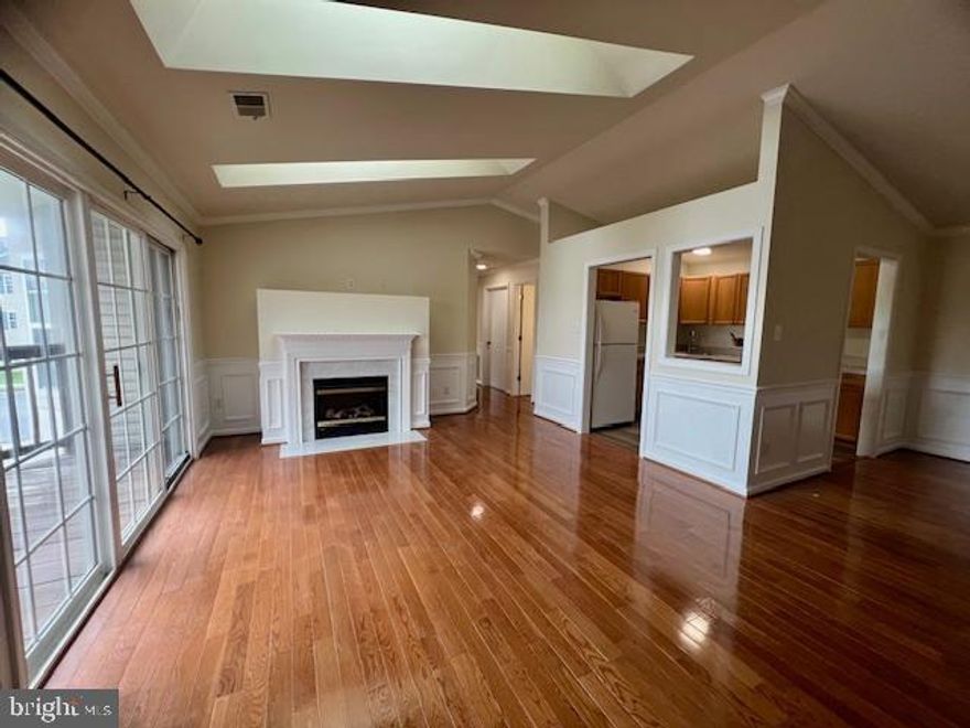 *** MUST SEE TOP FLOOR 2BR/2BA CONDO W/VAULTED CEILINGS & SKYLIGHTS *** UNIT FEATURES CHAIR/CROWN MOLDING;  HARDWOOD FLOORING (TENANT TO USE PROTECTIVE  FURNITURE FLOOR PADS)  & FRESH PAINT THROUGHOUT; LIVING ROOM GAS FIREPLACE W/MARBLE SURROUND & MANTLE, AND SLIDING GLASS DOOR TO PRIVATE BALCONY;  LAUNDRY ROOM W/WASHER & DRYER; CONVENIENT LOCATION ON EAST SIDE OF WINCHESTER.  PLEASE USE THE RENT SPREE APPLICATION TO APPLY FOR PROPERTY. ALL ADULTS WILL BE ON THE LEASE.