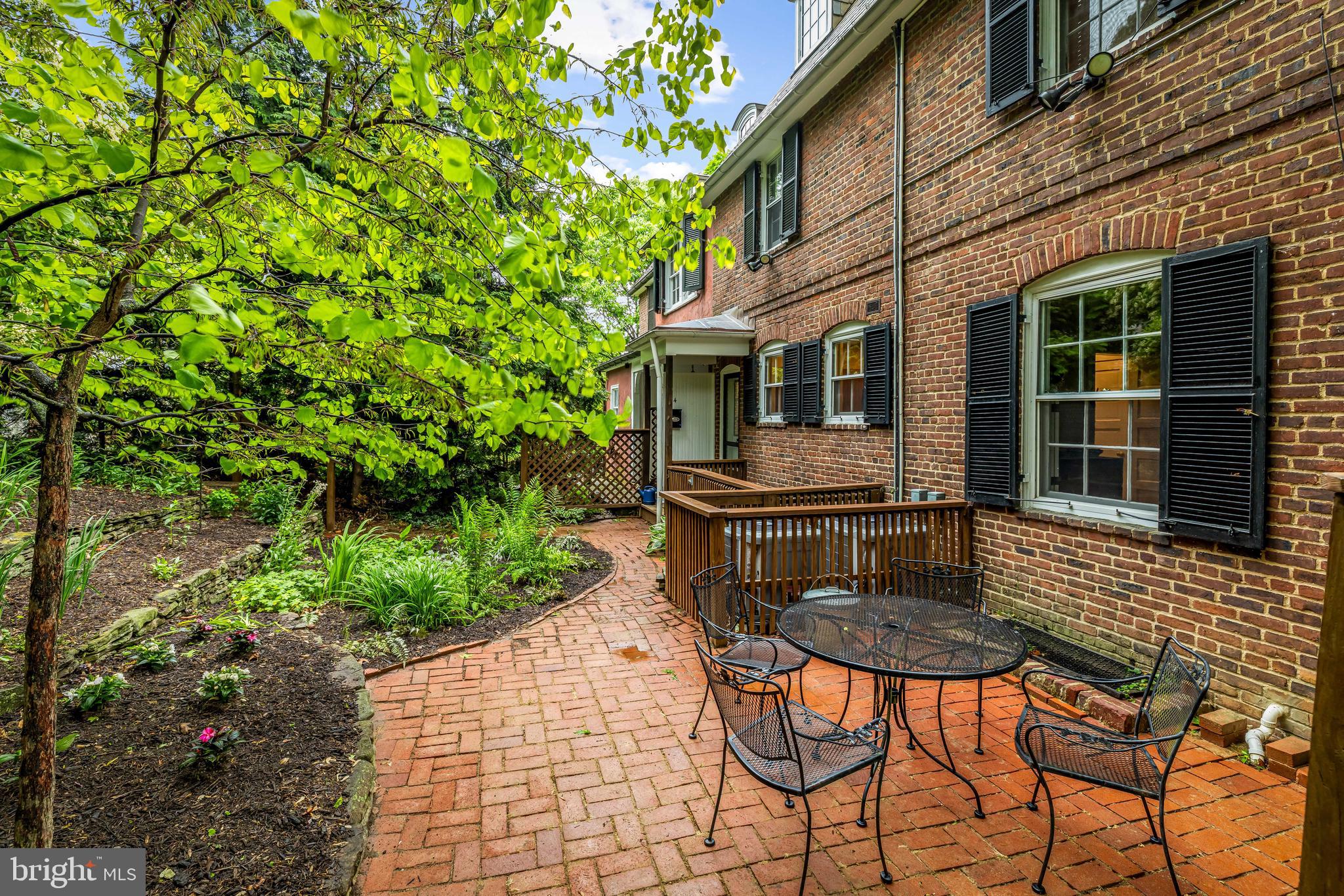 ROLAND PARK - Residential