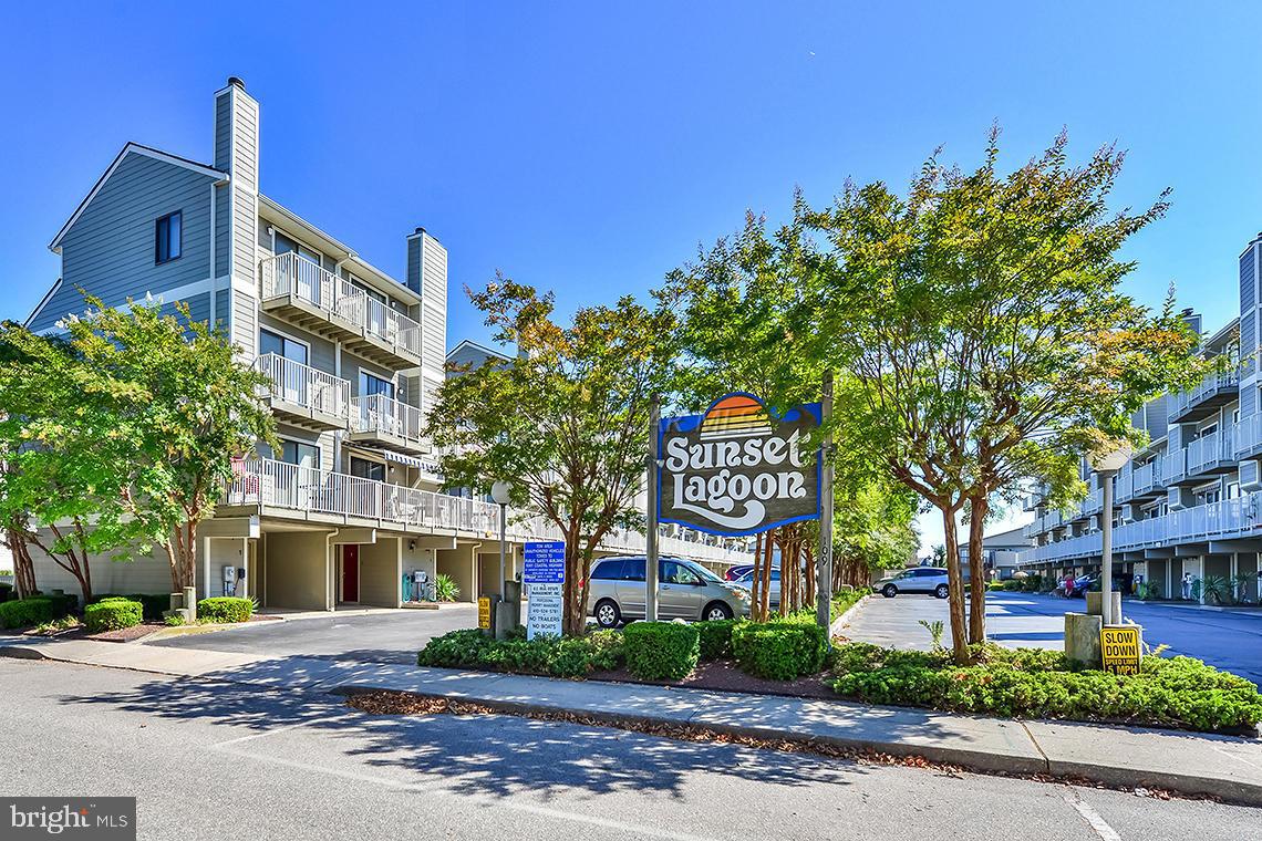 North Ocean City 3Bed/3 Bath Townhouse with GARAGE. Community Pool, common boat dockage, short distance to Beach and 2 blocks to Northside park.