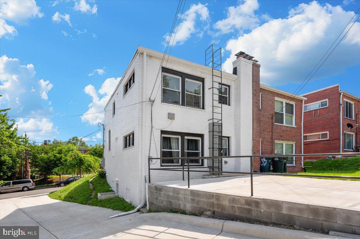 211 WEBSTER STREET NE