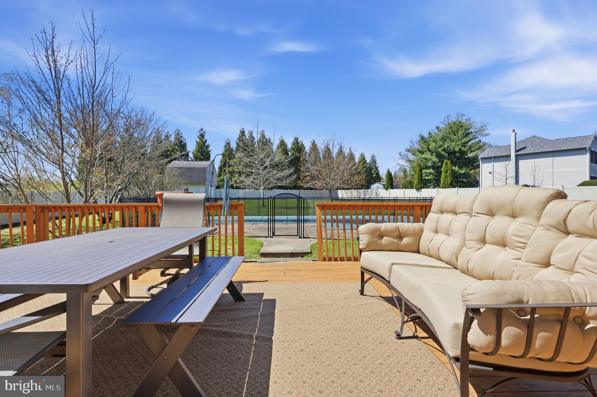 MAKEFIELD RD VILLA - Residential