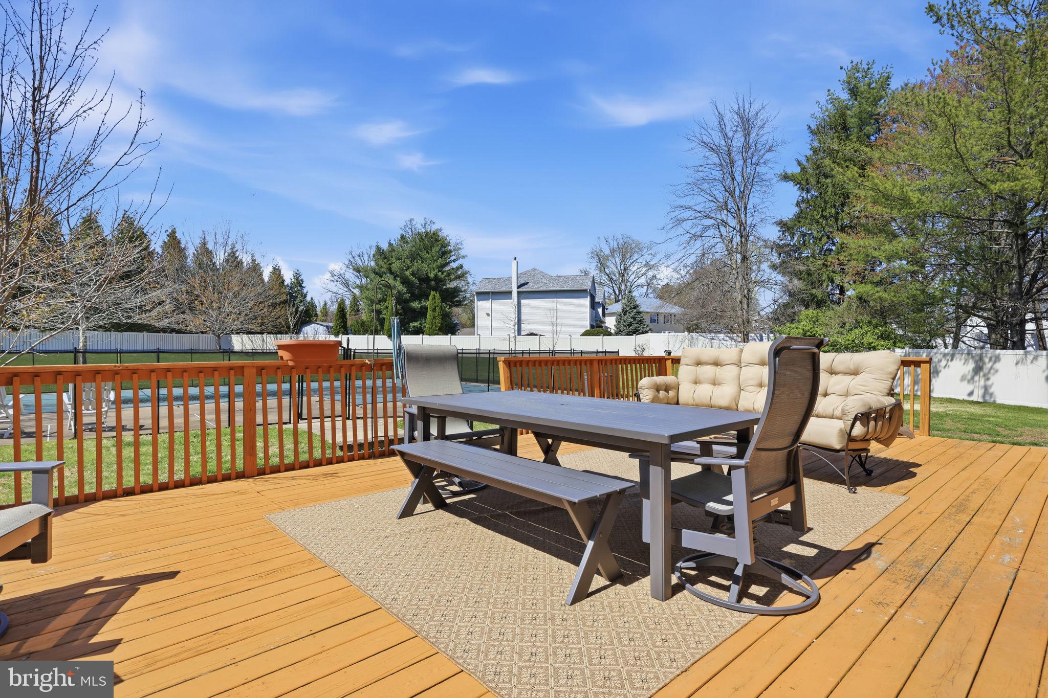 MAKEFIELD RD VILLA - Residential