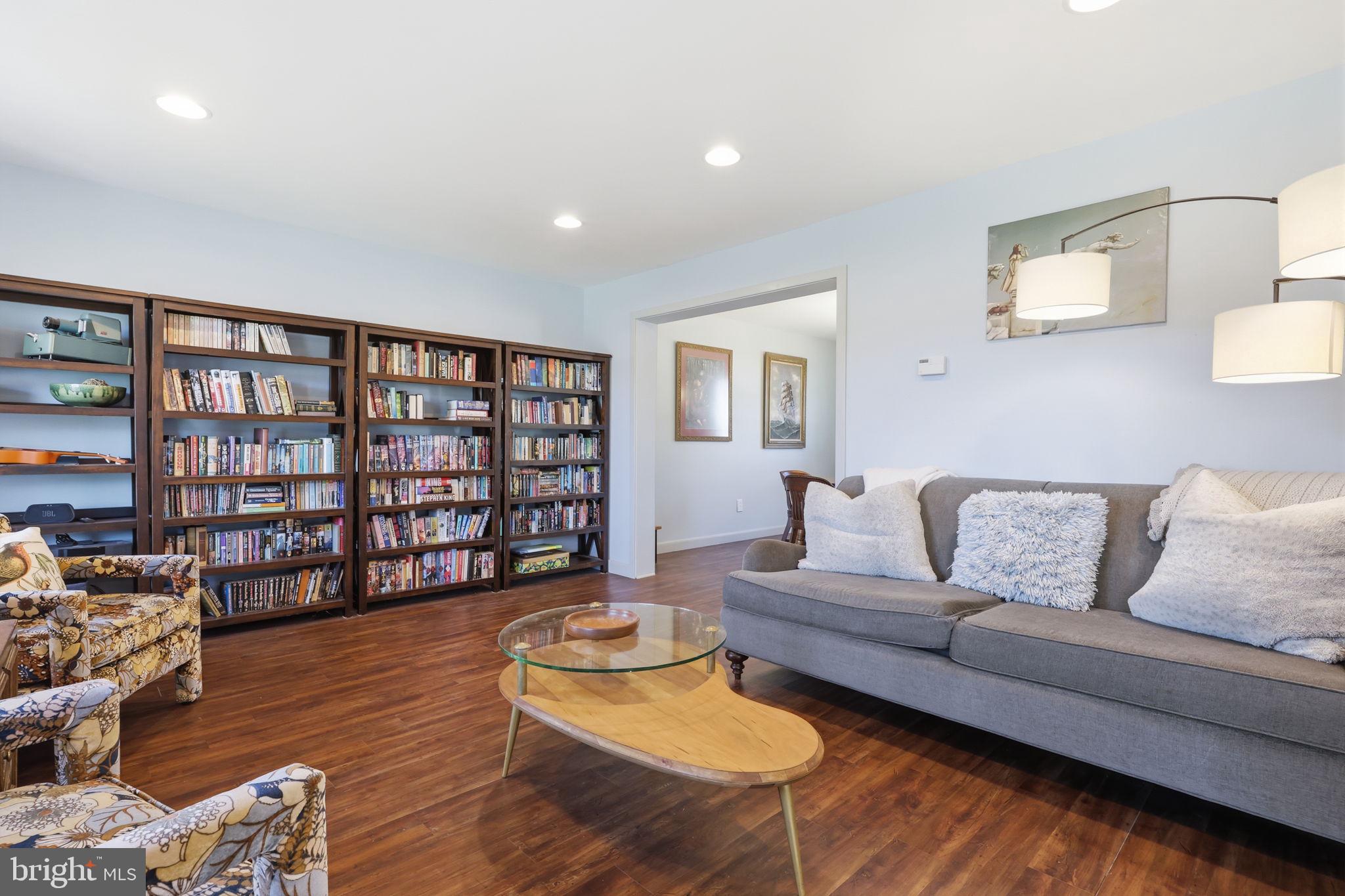 MAKEFIELD RD VILLA - Residential