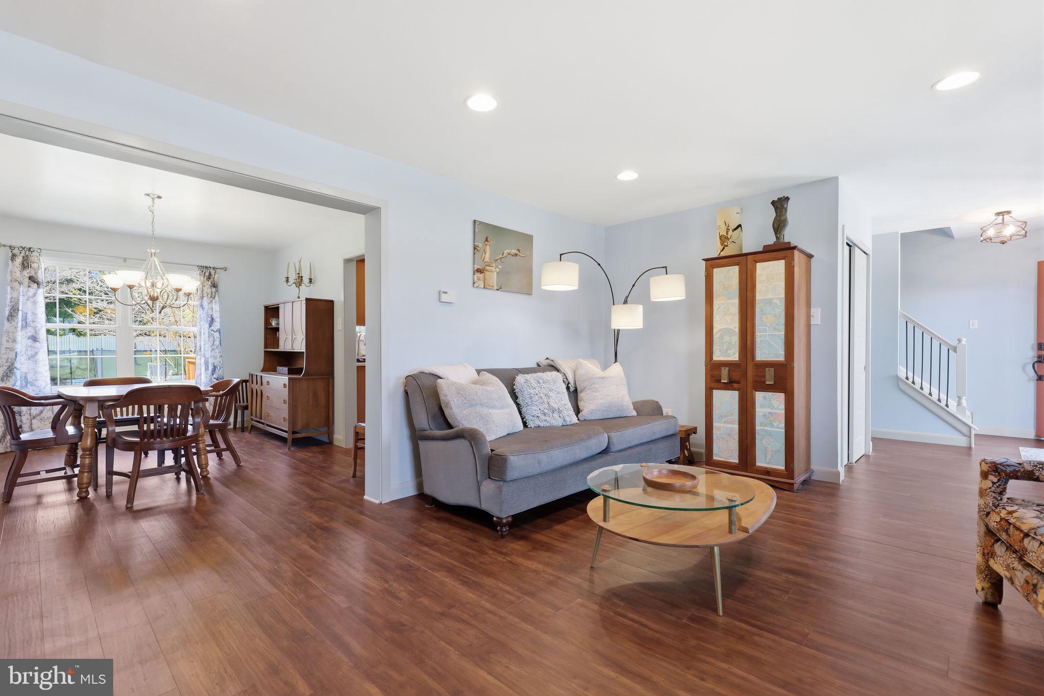 MAKEFIELD RD VILLA - Residential