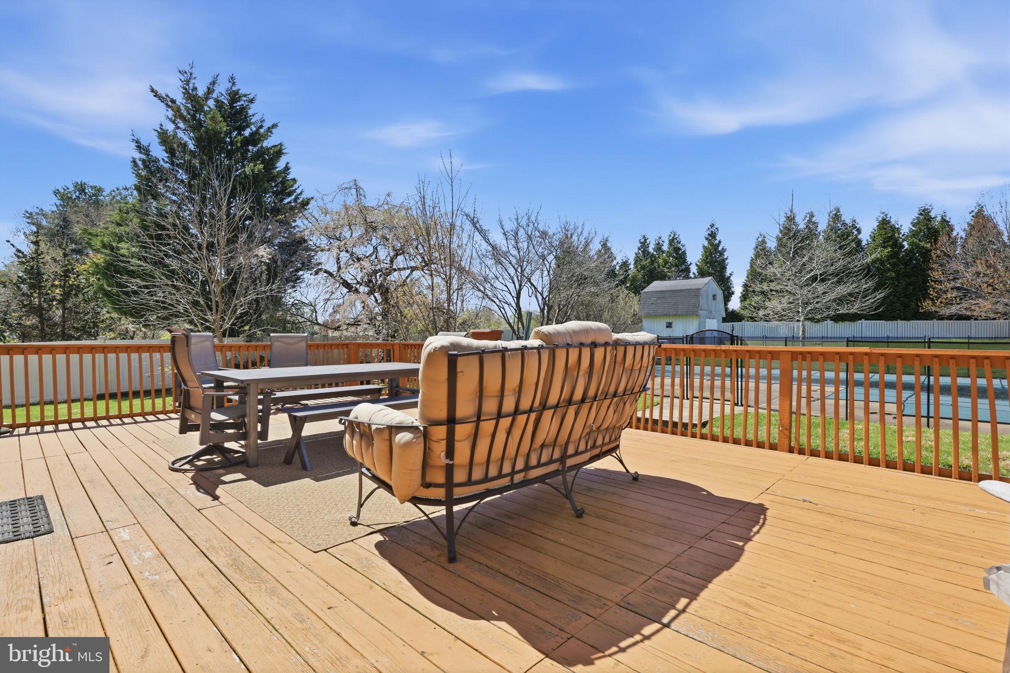 MAKEFIELD RD VILLA - Residential