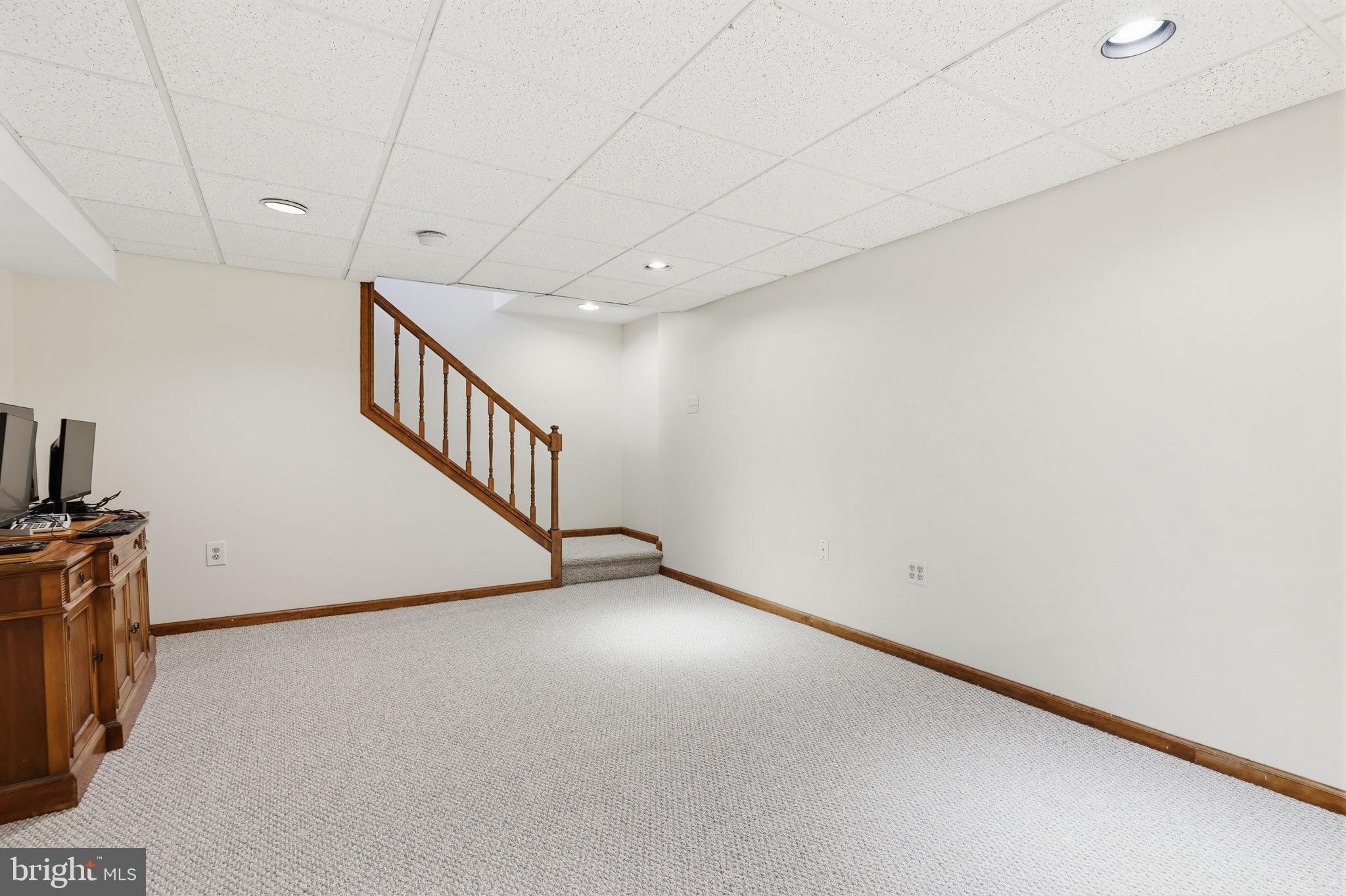 MAKEFIELD RD VILLA - Residential