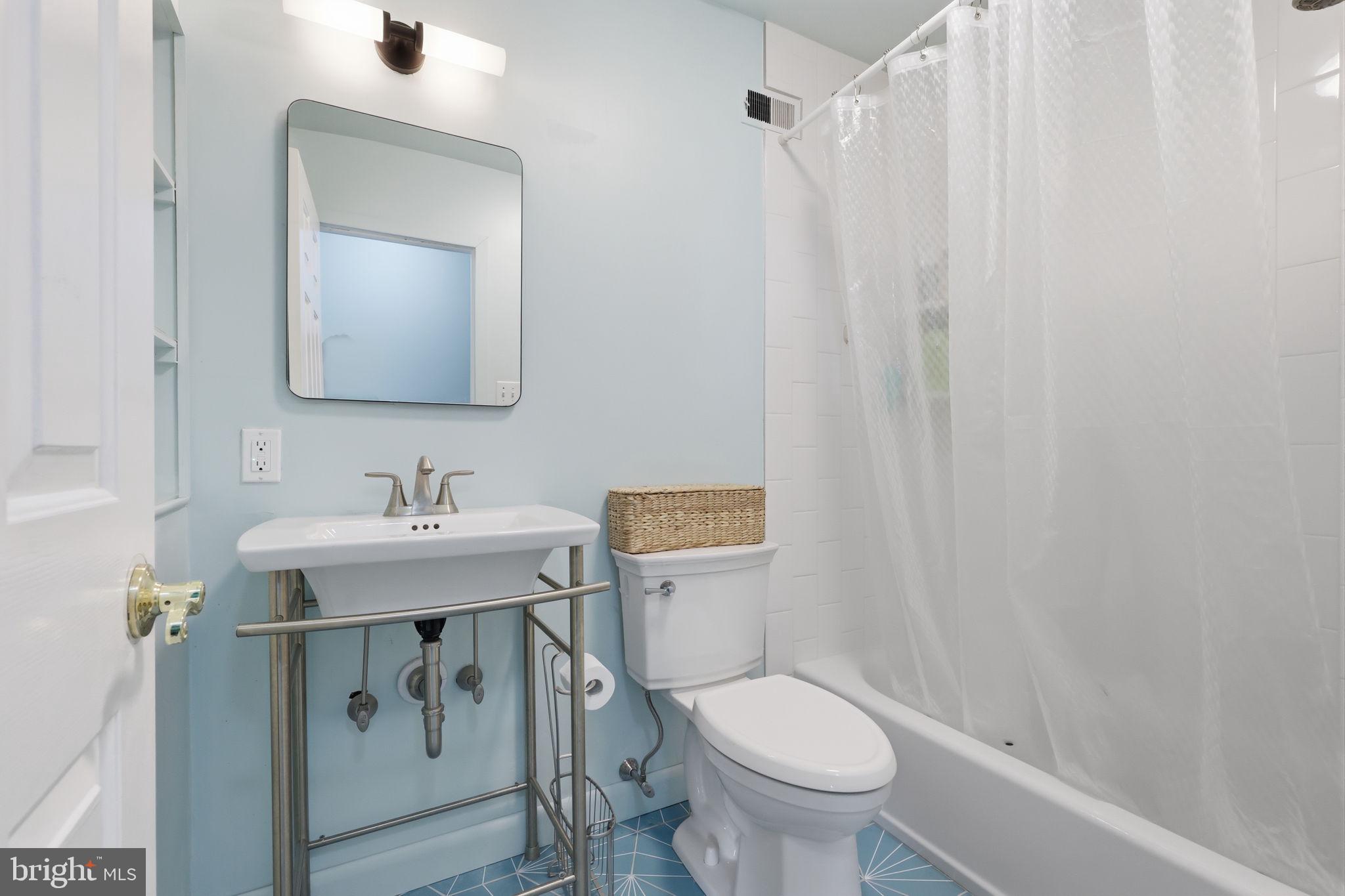 MAKEFIELD RD VILLA - Residential