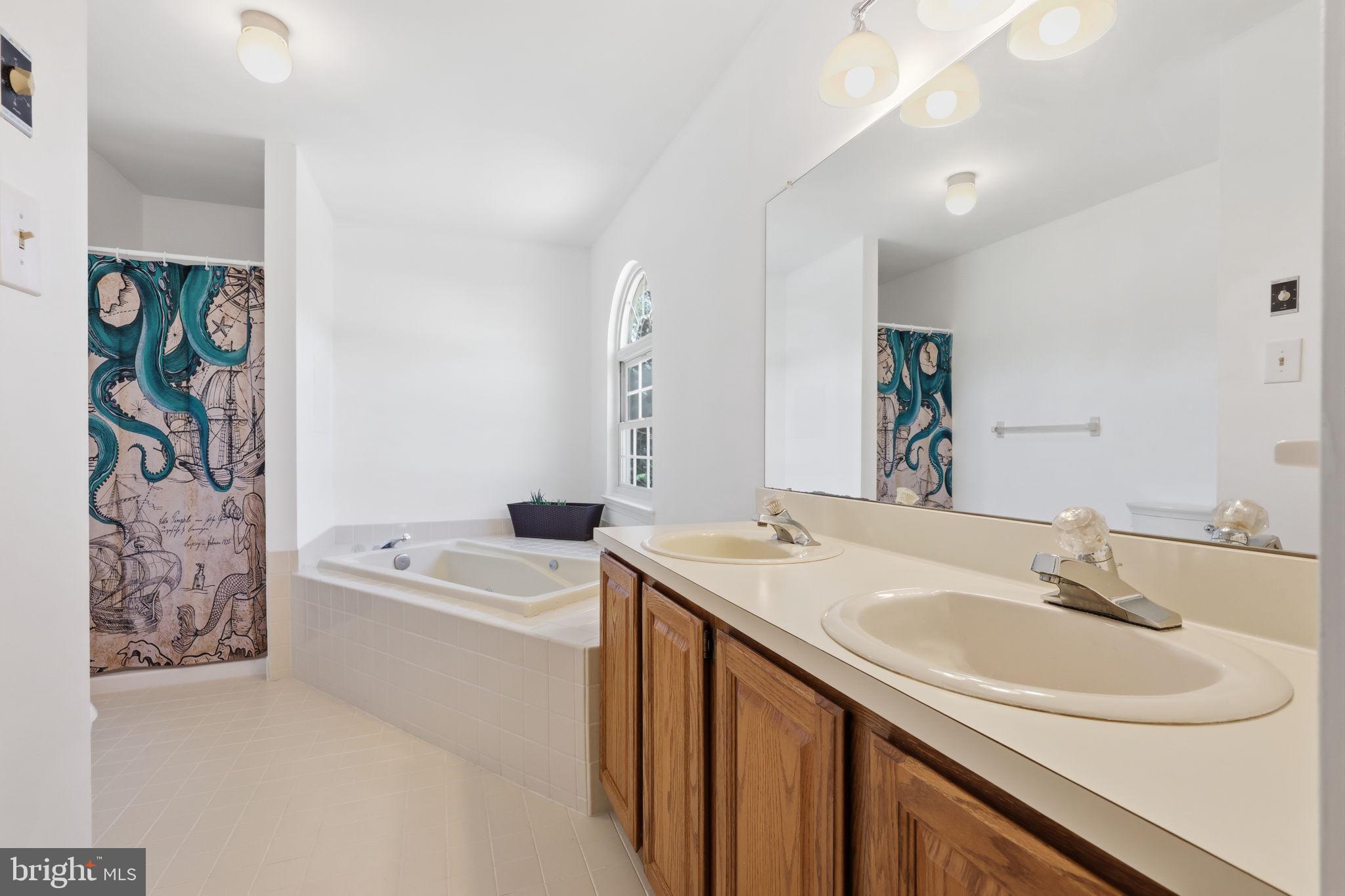 MAKEFIELD RD VILLA - Residential