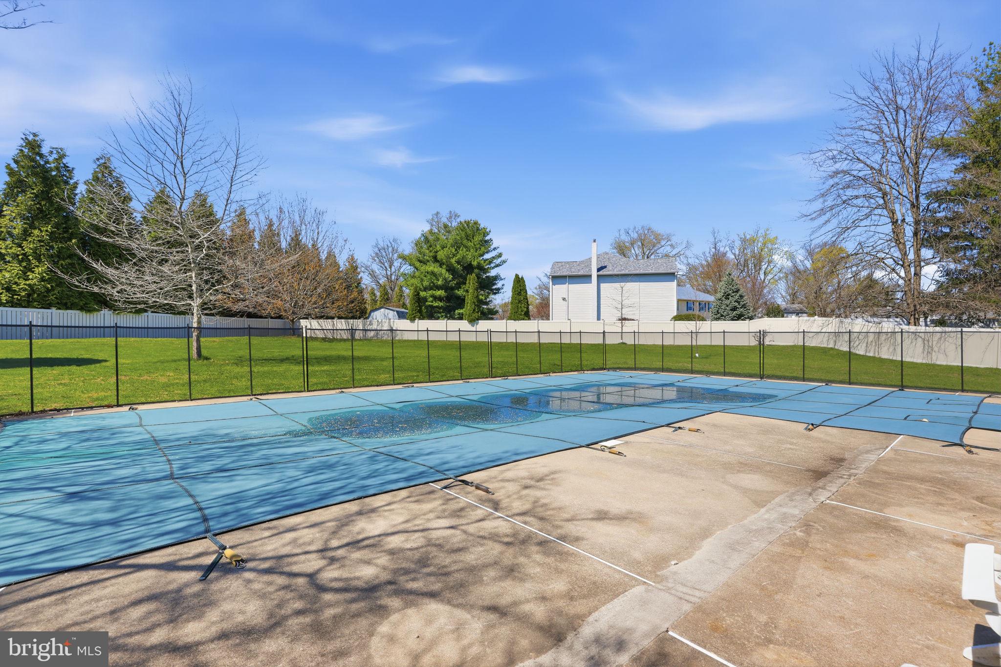 MAKEFIELD RD VILLA - Residential