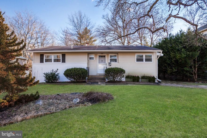 Bright & Open home in a great location.   Totally renovated in 2016.    VIENNA, THOREAU, MADISON SCHOOL DISTRICT  * Open Kitchen with large island.  5BRs & 2  Full Bath.  Hardwood throughout. Minutes to Silver line Metro,  495, 66, & Tysons   & Vienna shops & restaurants*  No more than 2 income to qualify.
Minutes to Tysons's great restaurants, shops, 495,66.