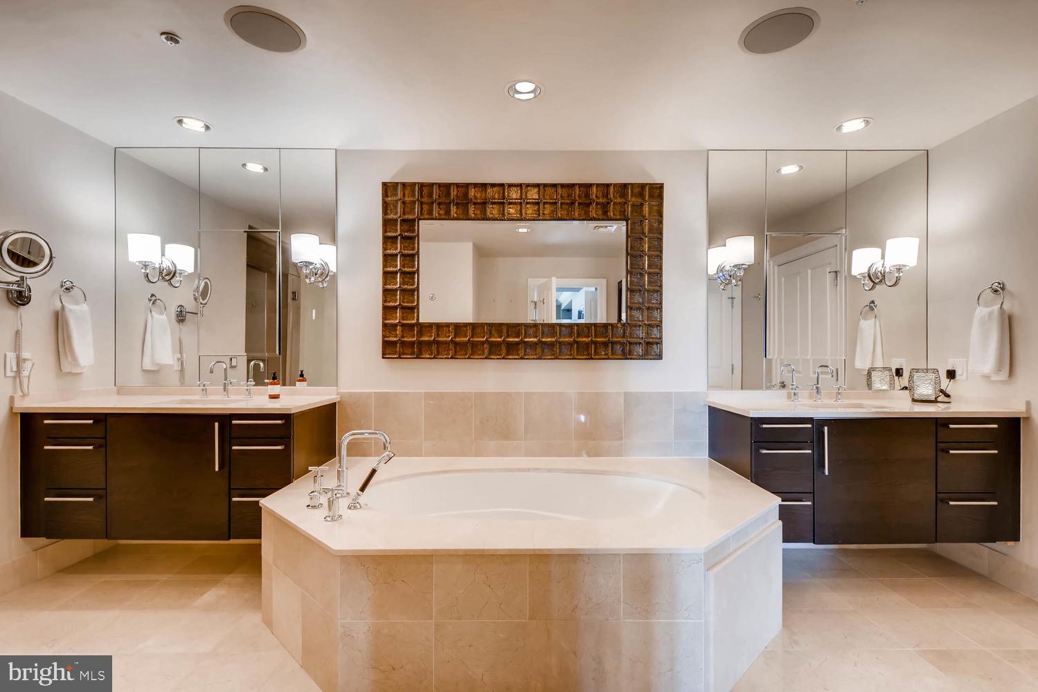 THE RITZ-CARLTON RESIDENCES - Residential