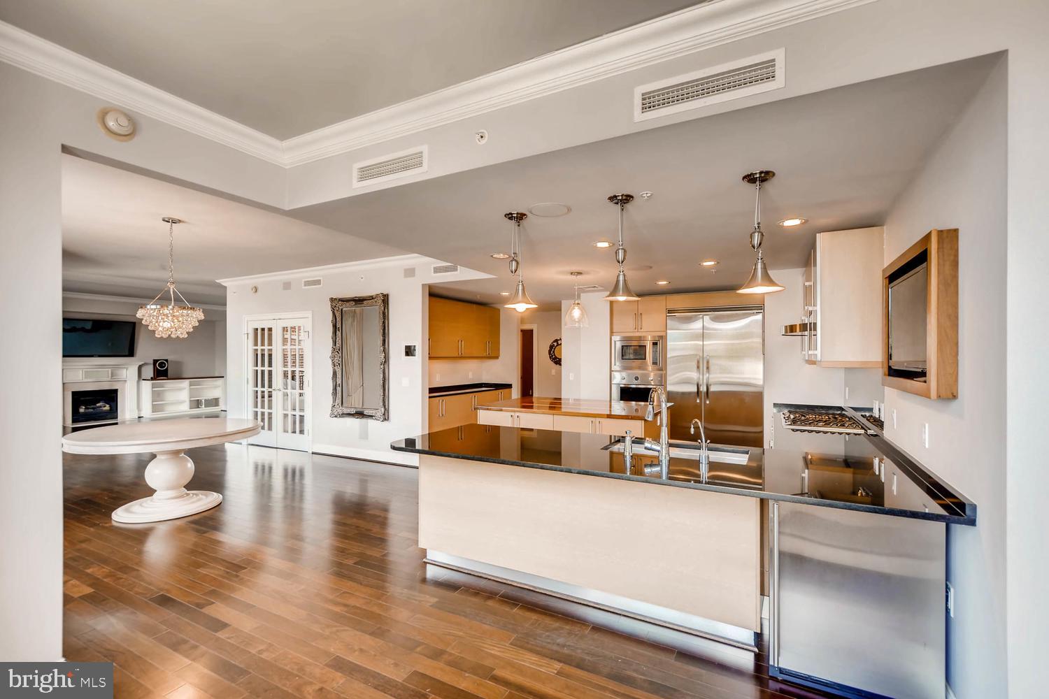 THE RITZ-CARLTON RESIDENCES - Residential