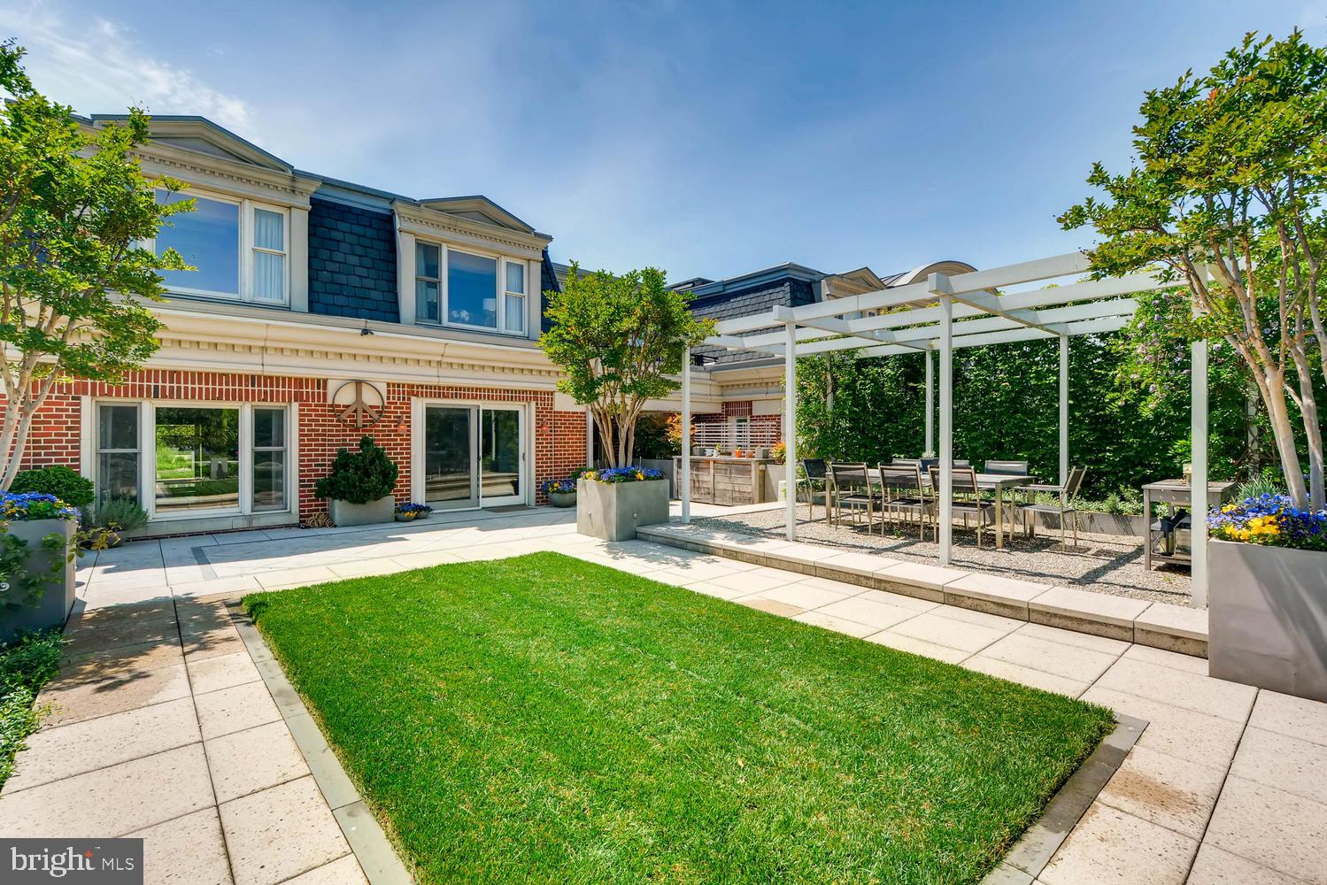 THE RITZ-CARLTON RESIDENCES - Residential