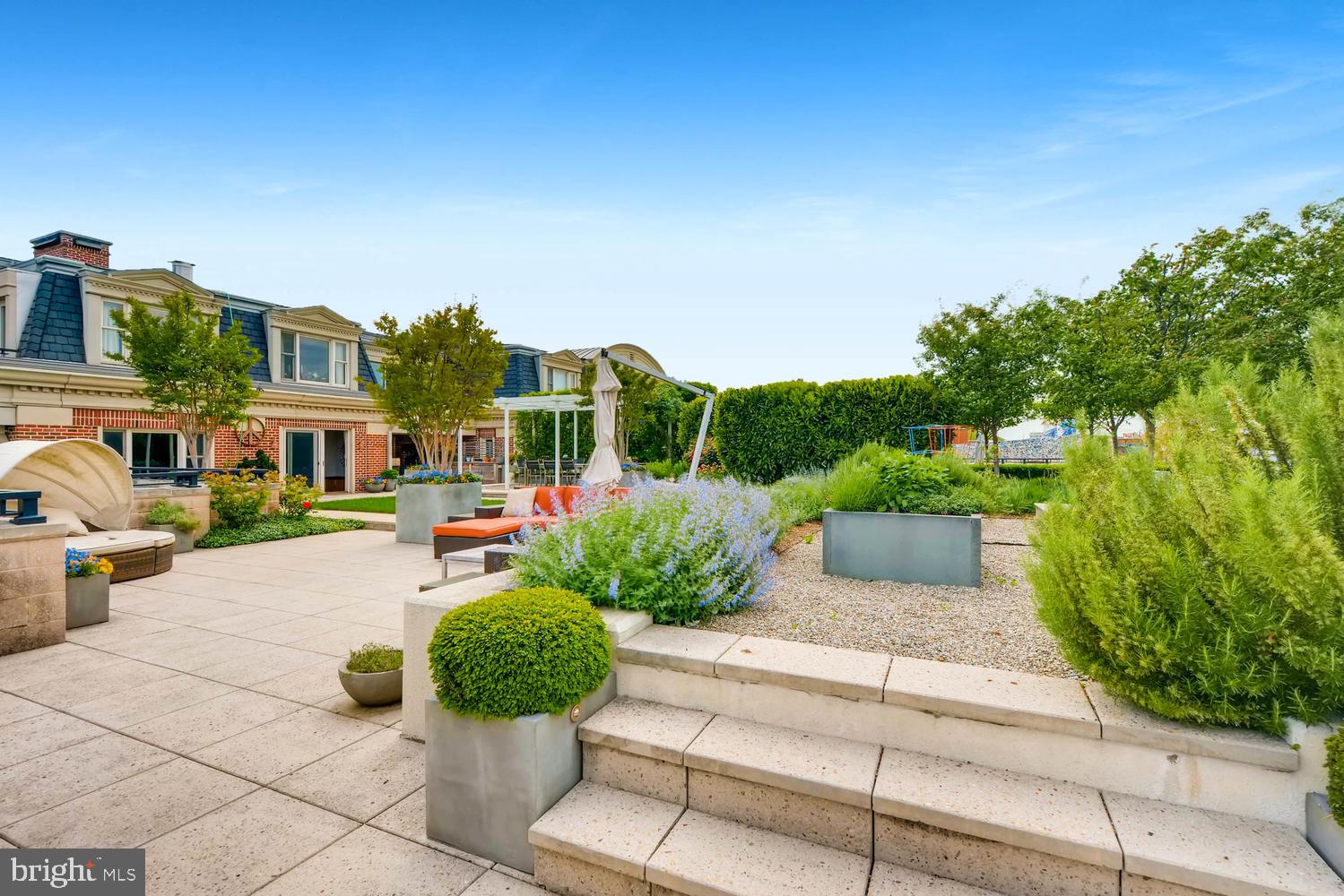 THE RITZ-CARLTON RESIDENCES - Residential