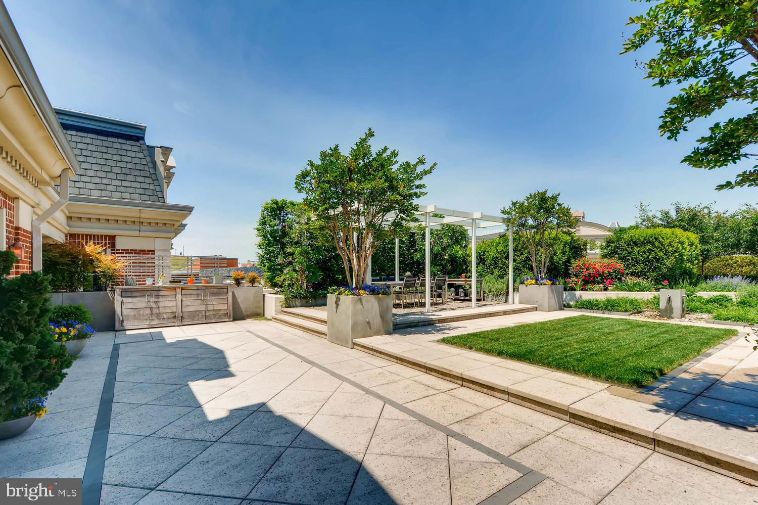 THE RITZ-CARLTON RESIDENCES - Residential