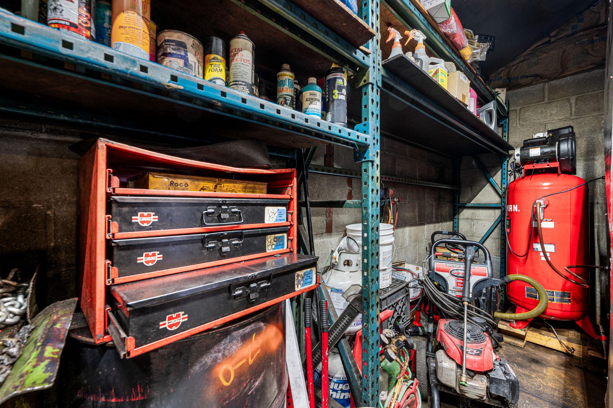 HOLMESBURG - Commercial Sale