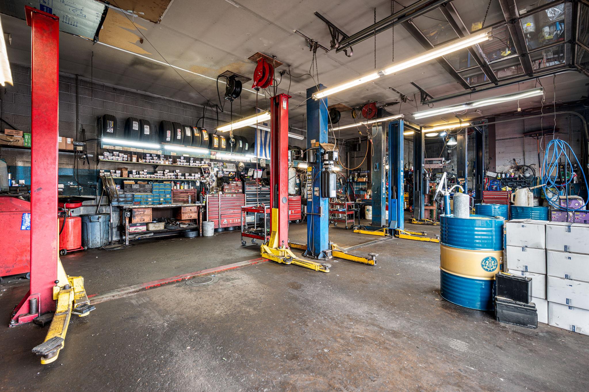 HOLMESBURG - Commercial Sale