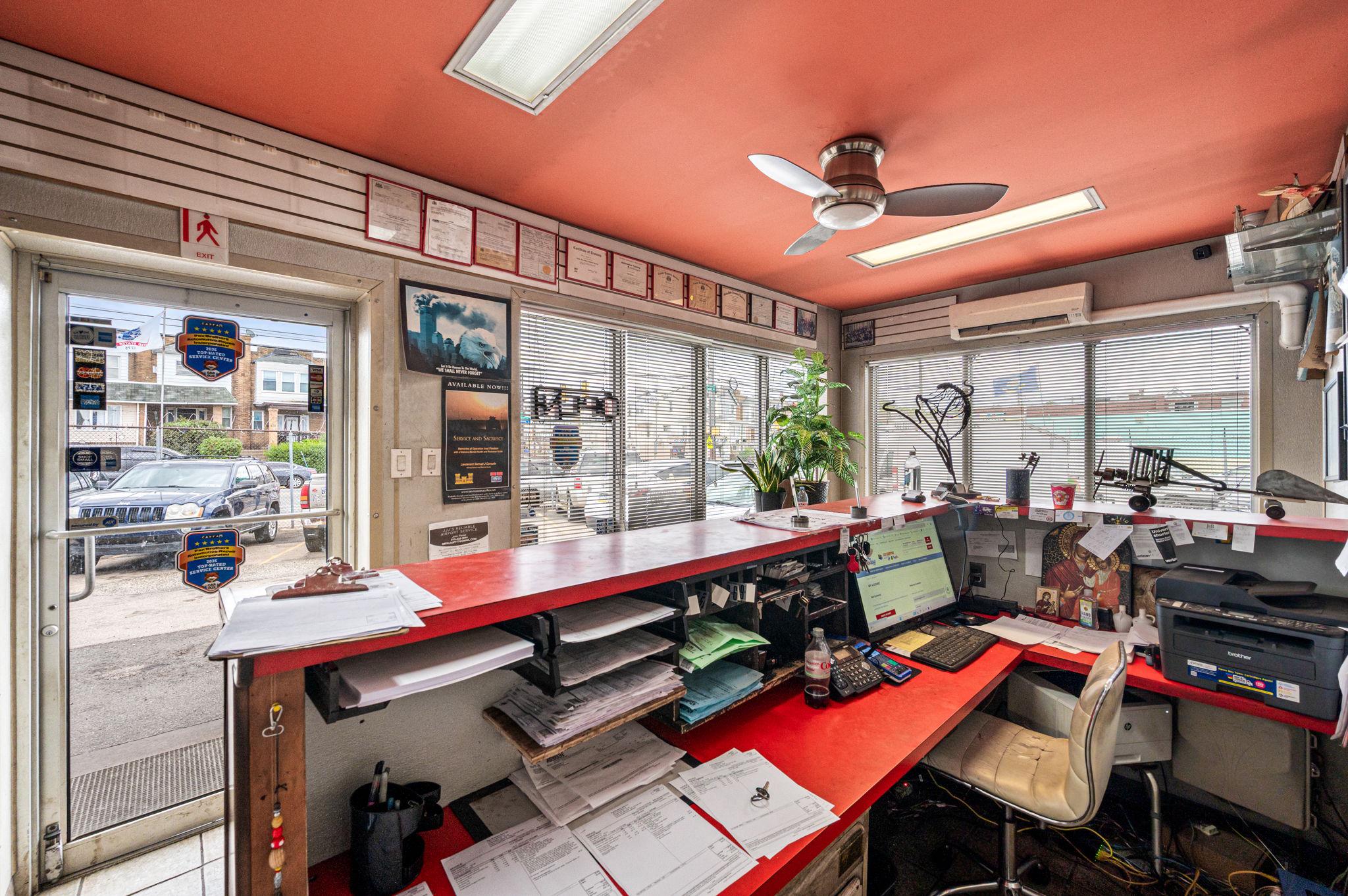 HOLMESBURG - Commercial Sale