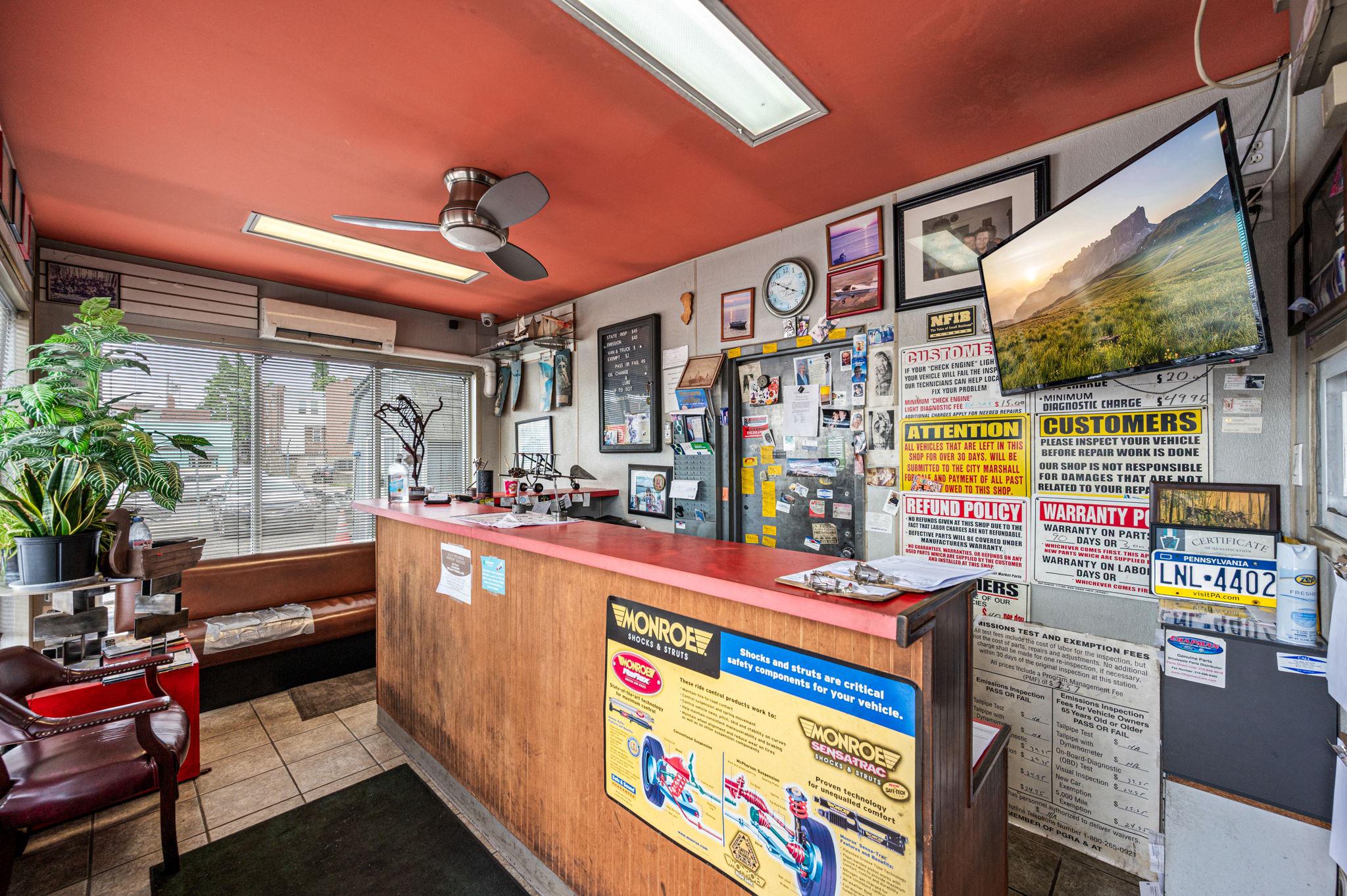 HOLMESBURG - Commercial Sale
