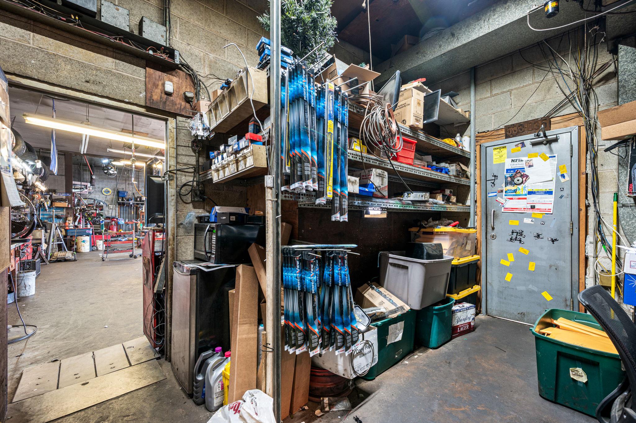 HOLMESBURG - Commercial Sale