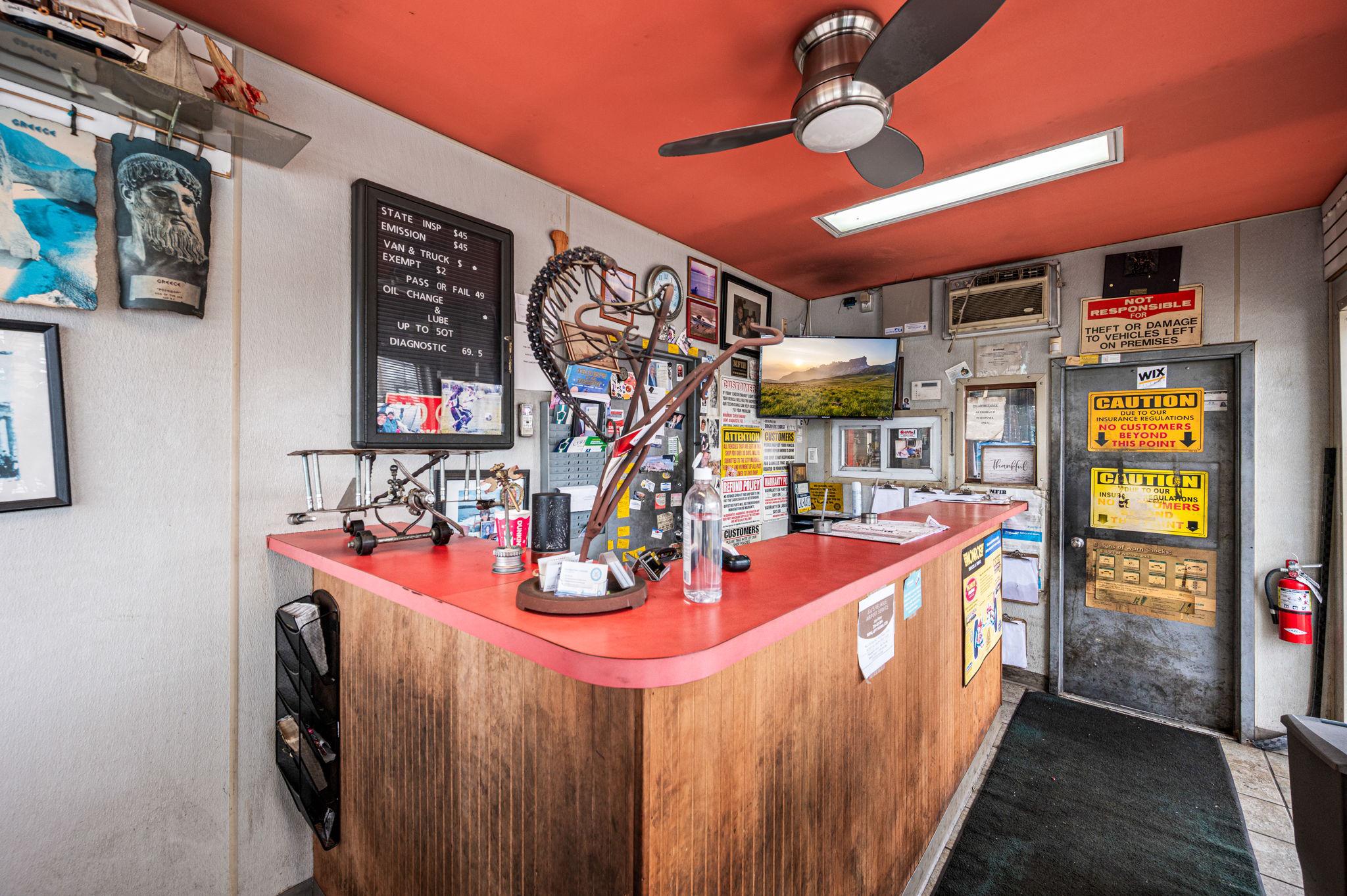 HOLMESBURG - Commercial Sale