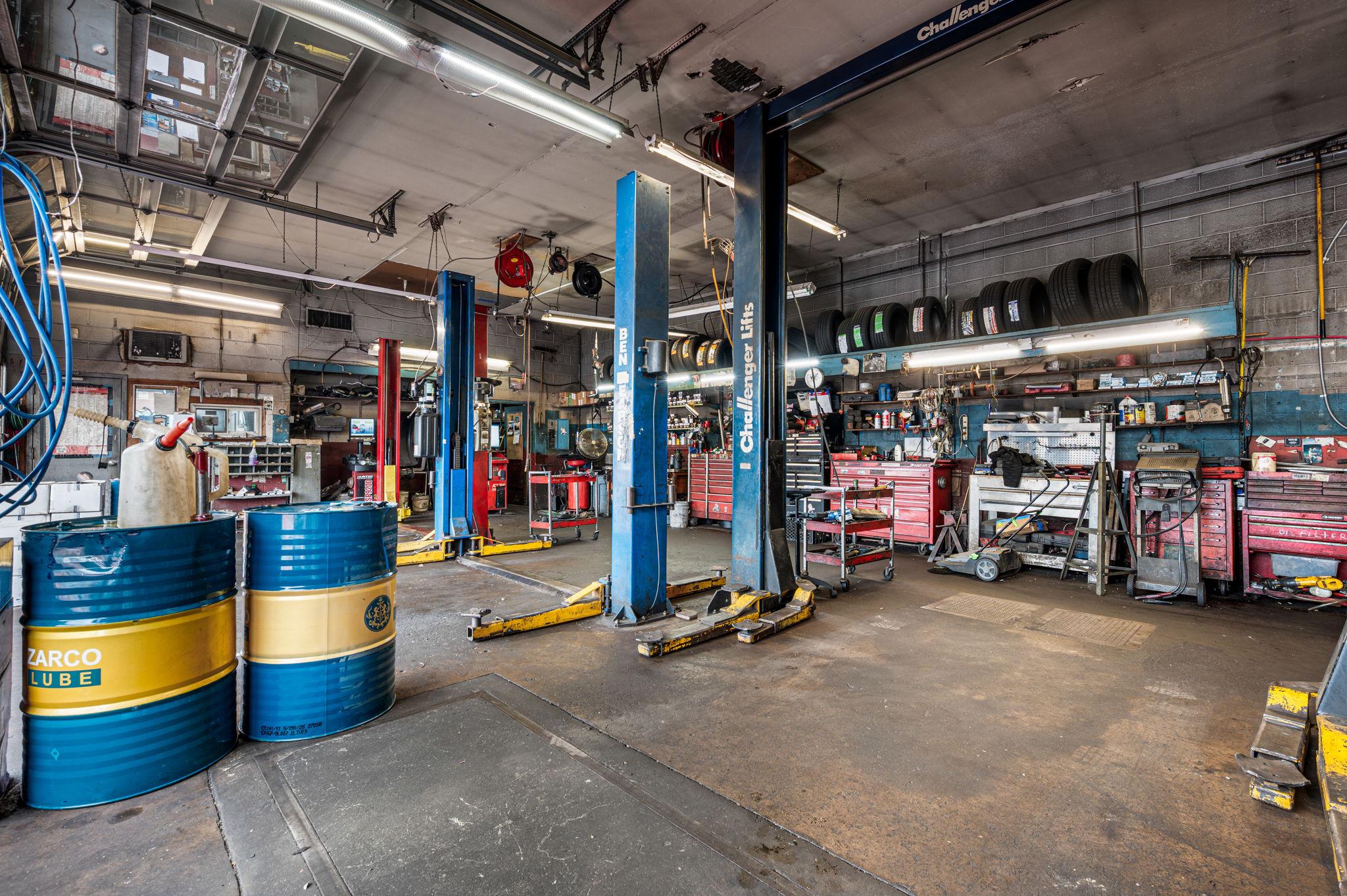 HOLMESBURG - Commercial Sale