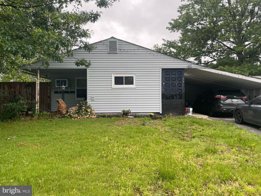 Opportunity Knocks! This home is full of potential and ready for your personal touch.  Many big-ticket items have already been taken care of.  The roof was replaced in 2019, hot water heater in 2021, sewer lines 2016 and 2021 -and you'll appreciate the newer siding, windows, and updated kitchen with granite countertops.    This home sits on a large corner lot!
Whether you're a first-time buyer looking to build sweat equity or an investor seeking your next project, this is a chance to own a home with good structure and great potential.