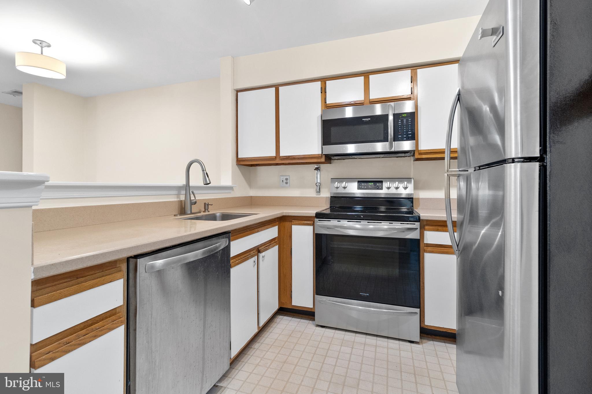 SURREY AT MANCHESTER LAKES - Residential