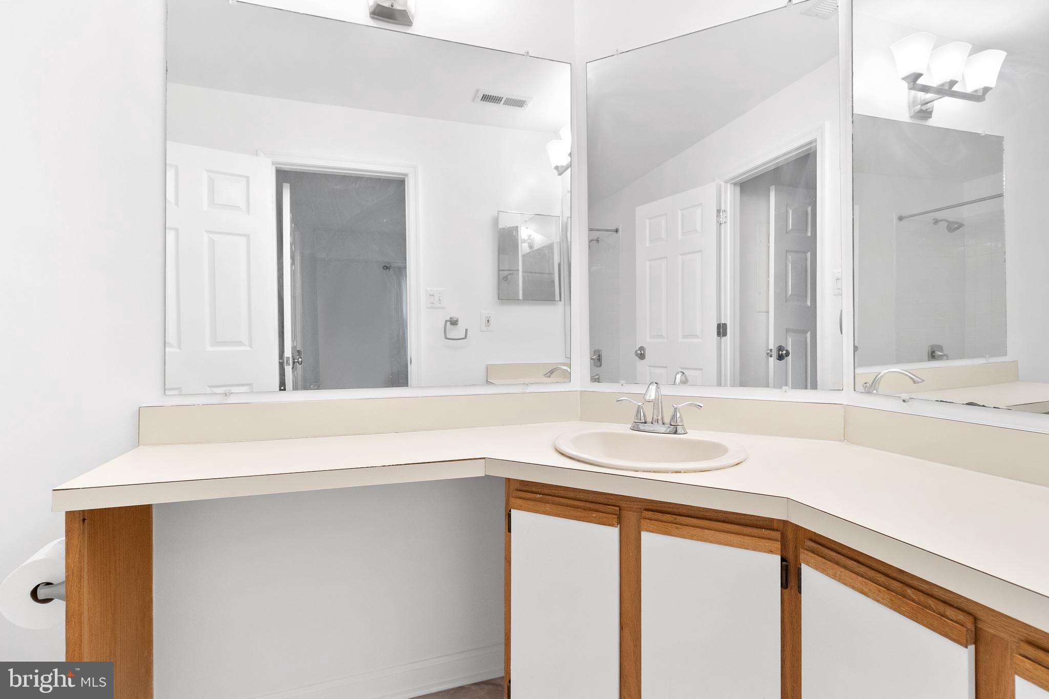 SURREY AT MANCHESTER LAKES - Residential