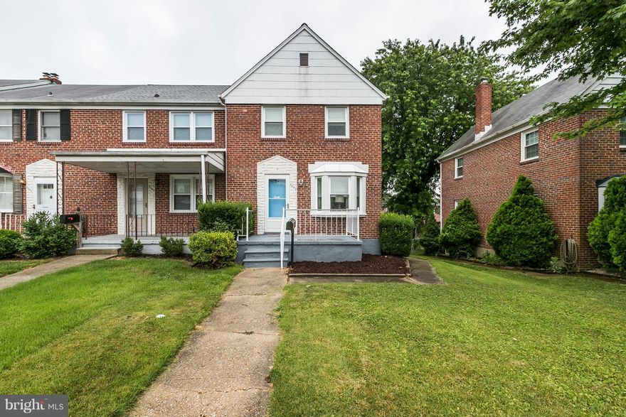 FRESHLY PAINTED, THIS DELIGHTFUL END OF GROUP TOWNHOME WITH ITS INVITING CURB APPEAL AWAITS NEW OWNERS. SPACIOUS LIVING ROOM W/BAY WINDOW. BEAUTIFUL REHABBED KITCHEN WITH QUARTZ COUNTER TOPS. SPARKLING REMODELED BATH. 2 YR ROOF. 5 YR UPGRADED TILT-IN WINDOWS. UPGRADED 200 AMP ELECTRIC. FULL BASEMENT W/ROUGH-IN IS READY FOR YOUR OWN DECORATING FLAIR. WOOD FLOORS. FENCED REAR YARD. WELCOME HOME*