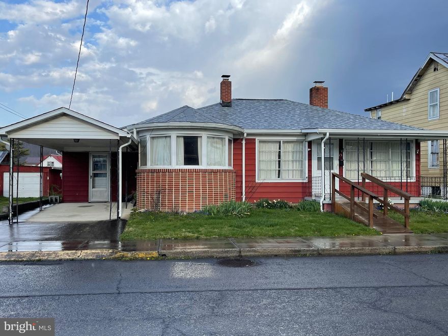 Nice little home in town within walking distance to stores and restaurants.  3 bedroom 1.5 bath.  Great started home or rental.  Little TLC and you can make this house a home.   Selling As-Is.