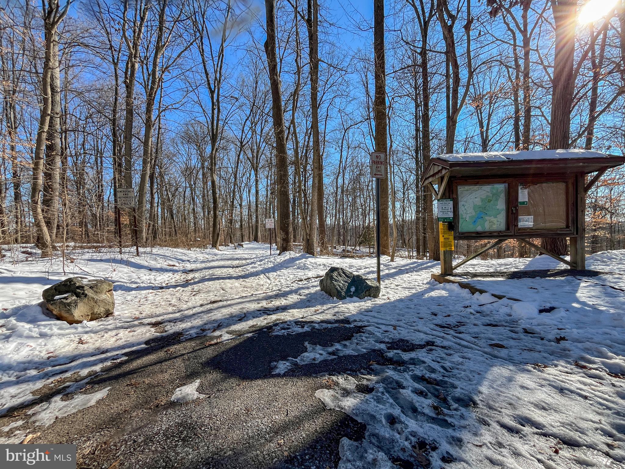 MANOR LAKE - Residential