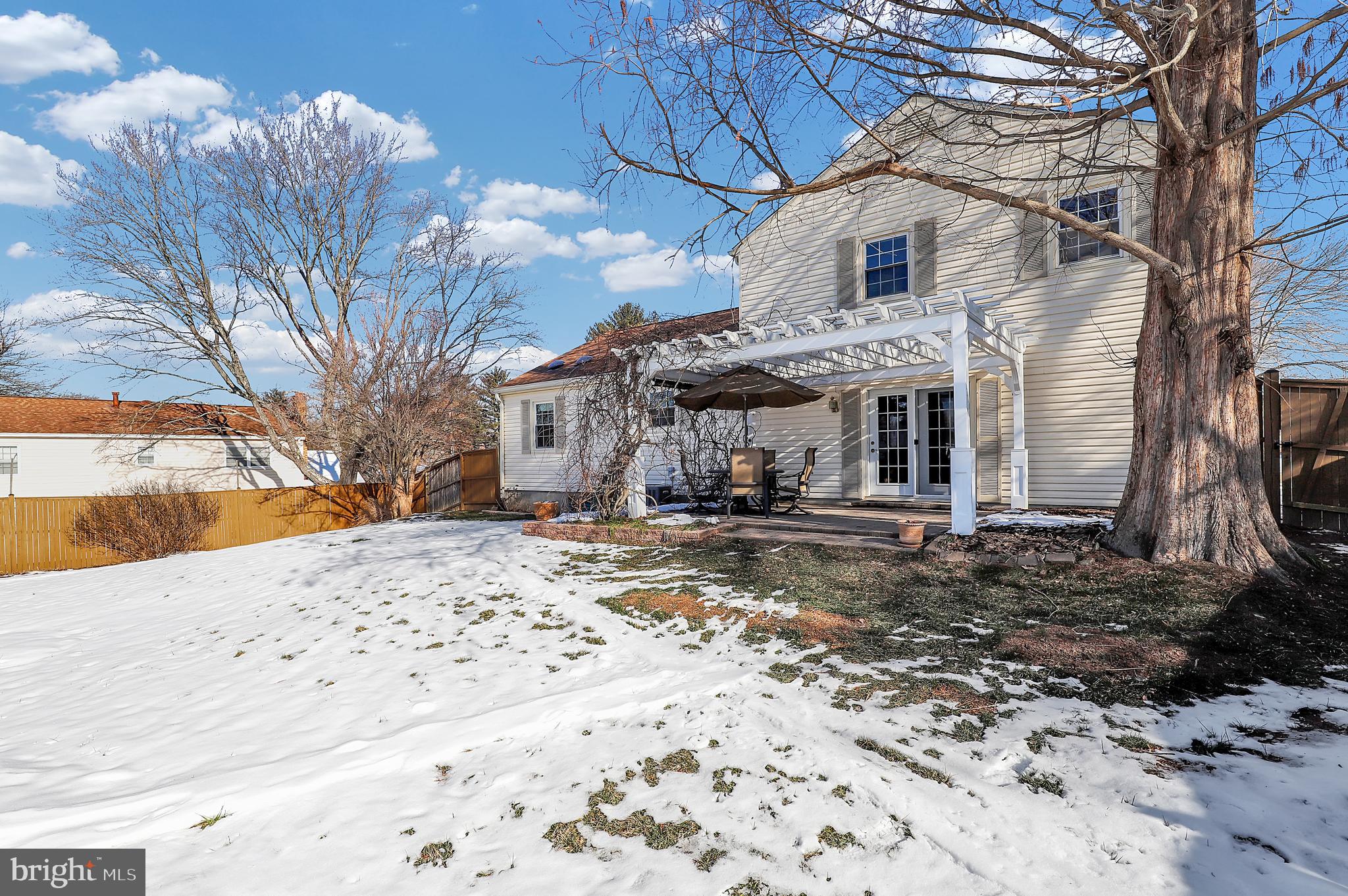 MANOR LAKE - Residential