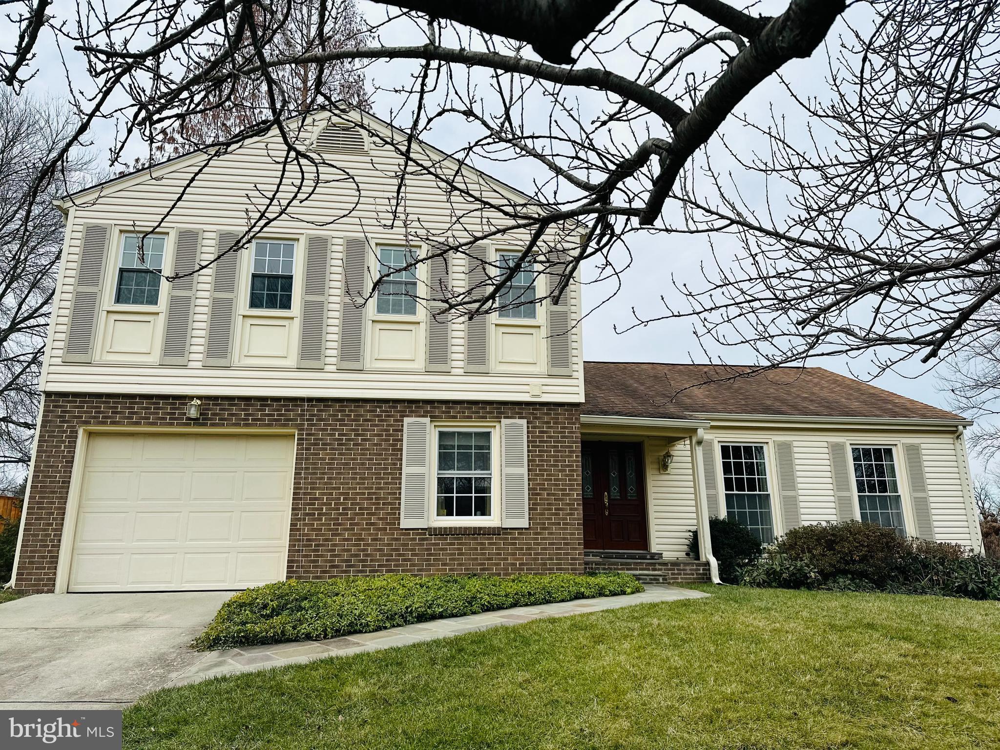 MANOR LAKE - Residential