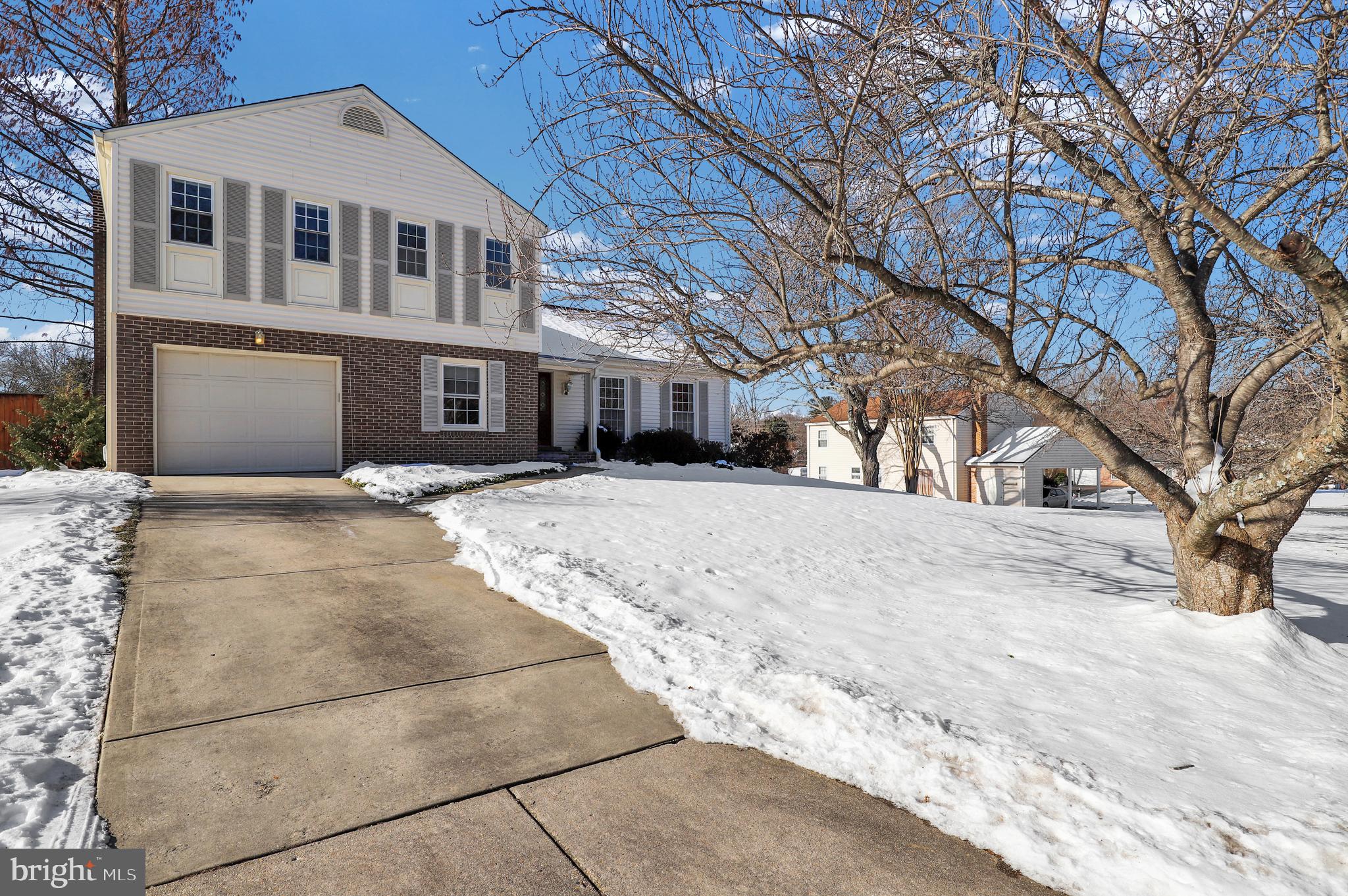 MANOR LAKE - Residential