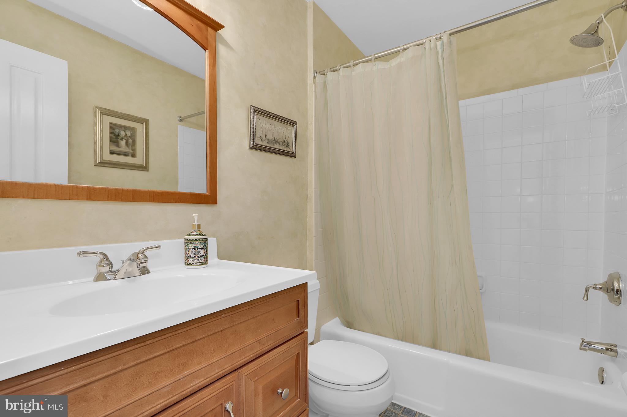 MANOR LAKE - Residential