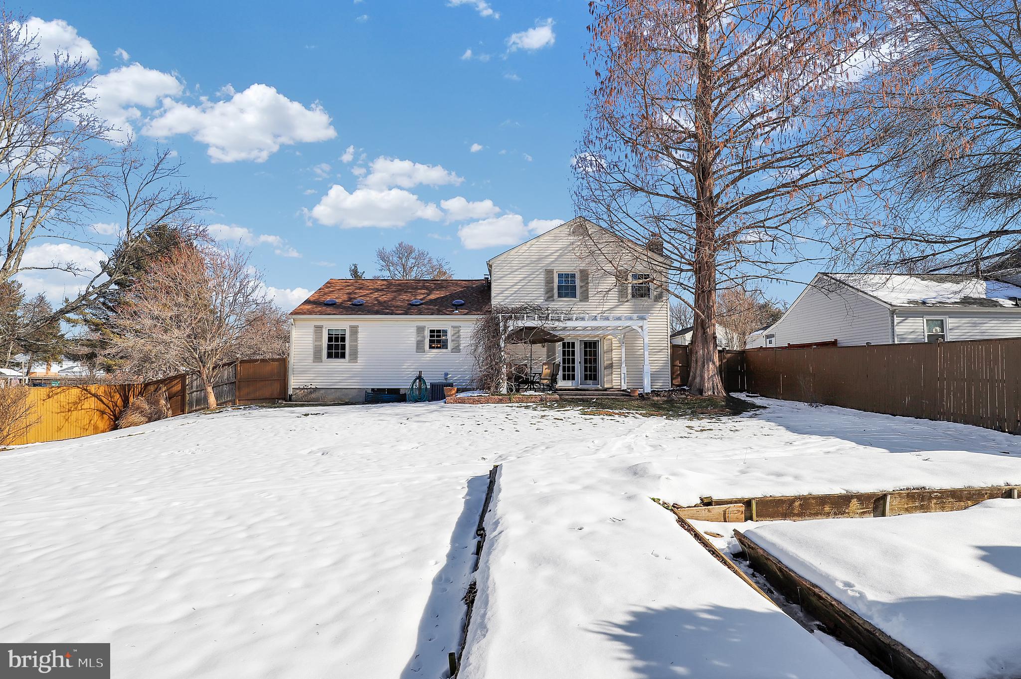 MANOR LAKE - Residential