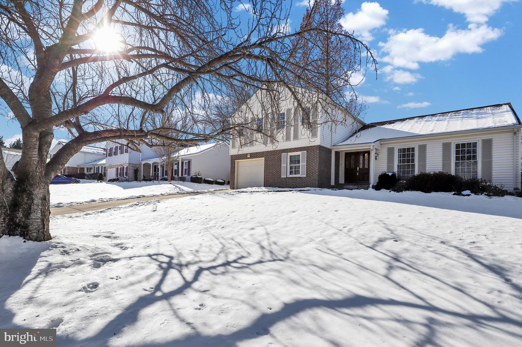 MANOR LAKE - Residential