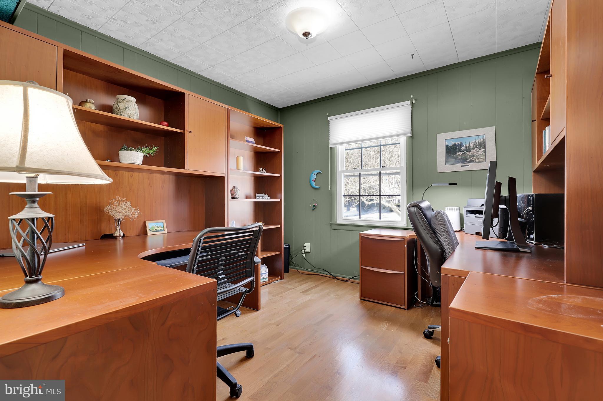 MANOR LAKE - Residential