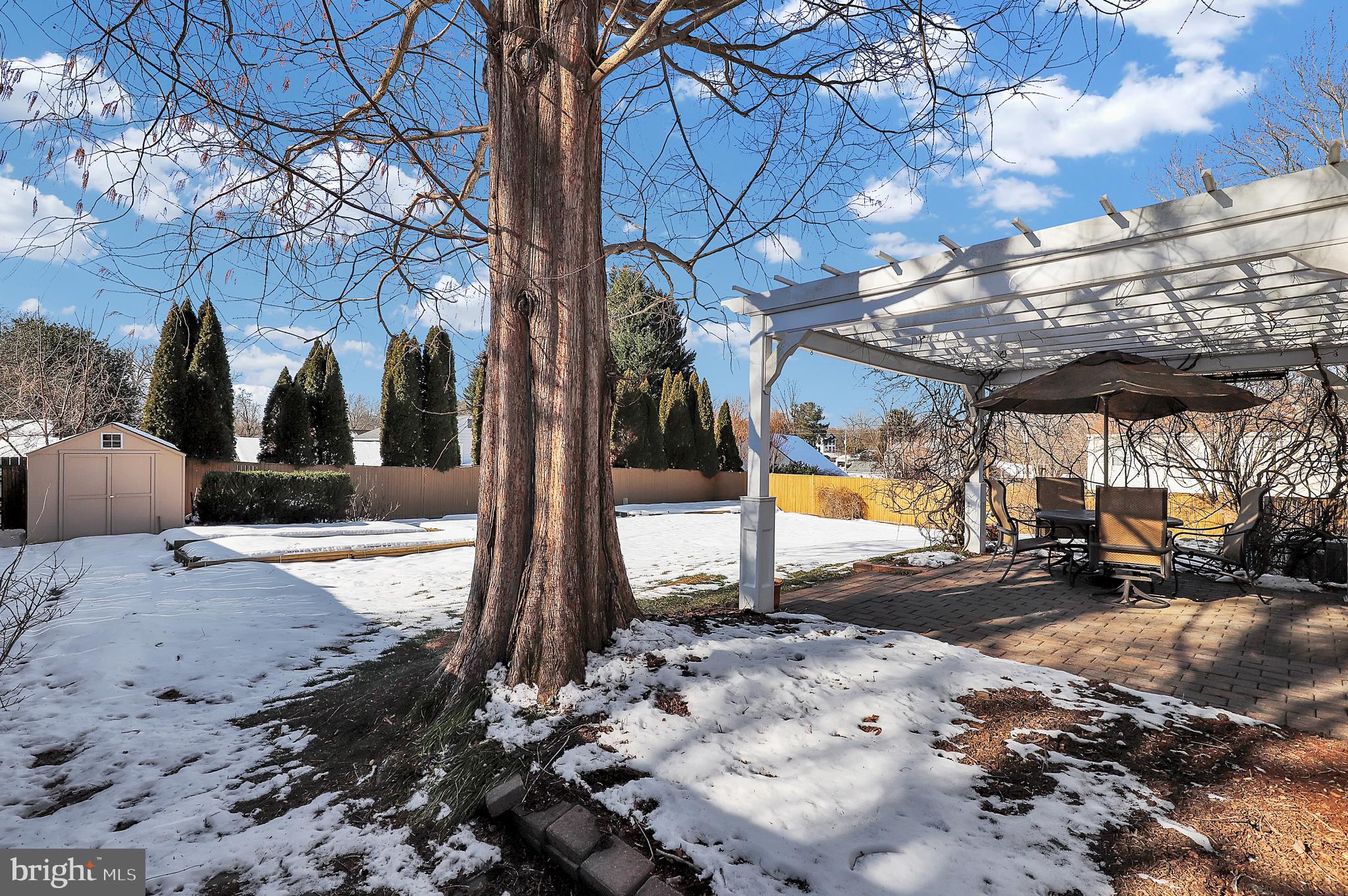 MANOR LAKE - Residential