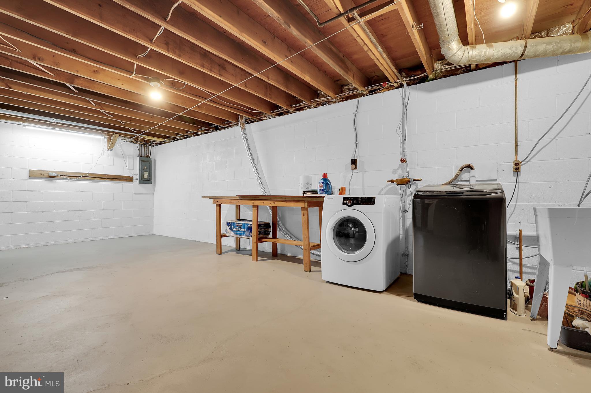 MANOR LAKE - Residential