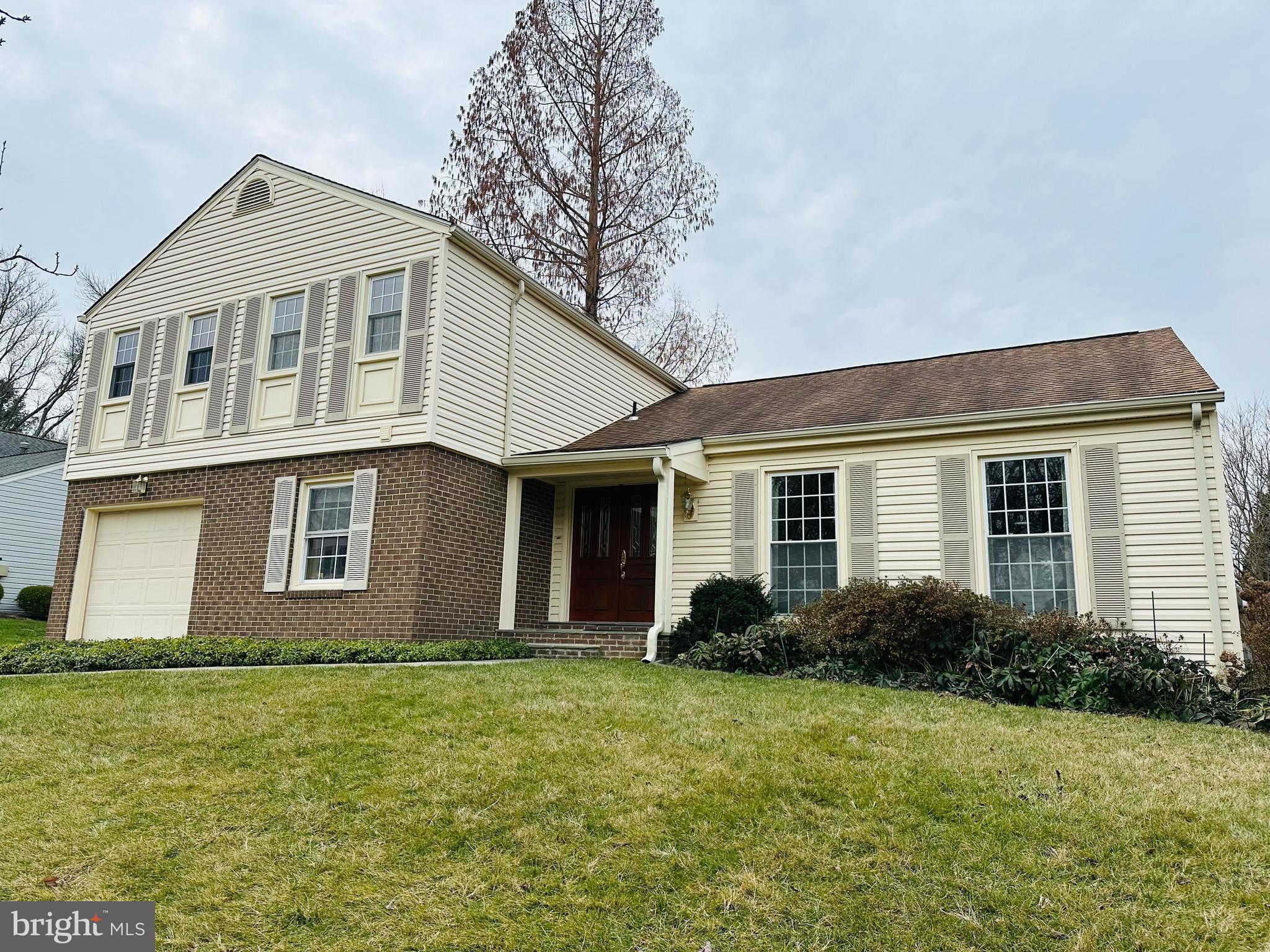 MANOR LAKE - Residential