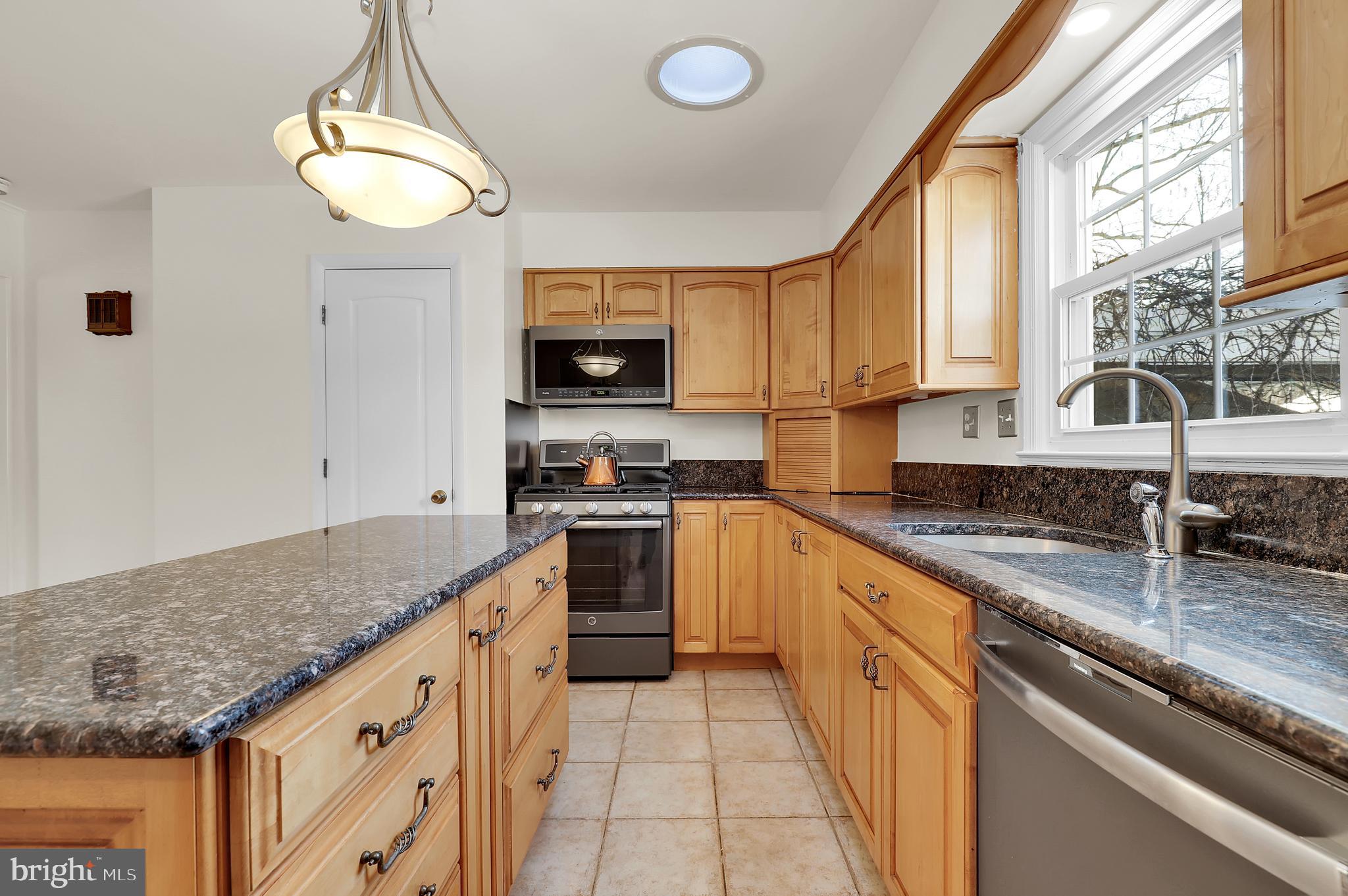 MANOR LAKE - Residential